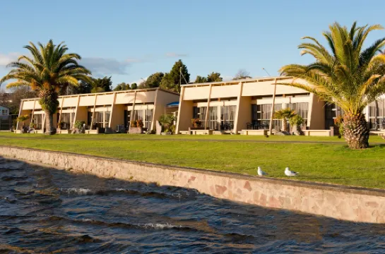 Oasis Beach Resort Hotels in Taupo