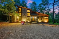 Luxury Cabin in the Woods w/ Hot Tub & Yard Games! فنادق في 