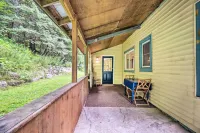Pet-Friendly Saranac Lake Retreat w/ Deck & Yard - Parkplatz