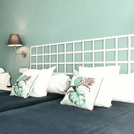 Hugo Beach Hotel Отели в г. Сафор