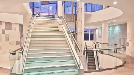 Prima Luce Downtown Отели рядом с достопримечательностью «Split Circus - Monty Python Bar»