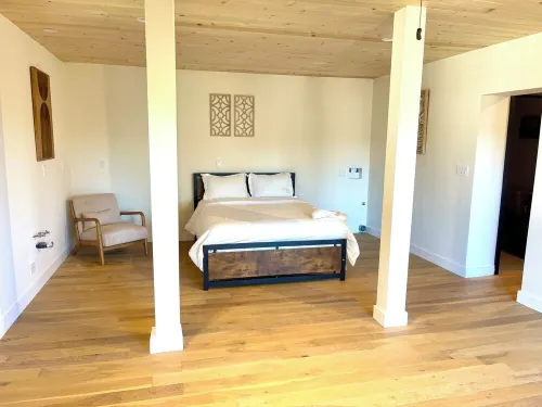 Spacious 3-bedroom/ 2 bath apartment in Topanga Hills with AC