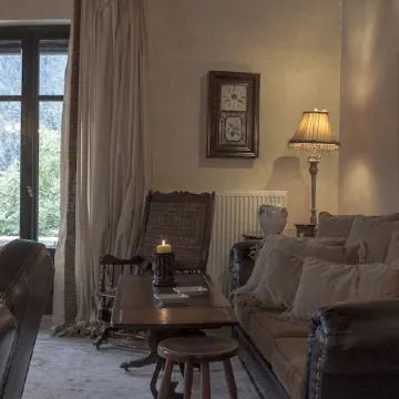 Ostra Menalon Luxury Suites