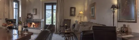 Ostra Menalon Luxury Suites