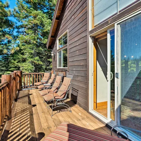Truckee Escape w/ Hot Tub Near Ski Resorts