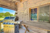 Bellevue Log Cabin w/ Gas Grill & Creek Access - Apartments