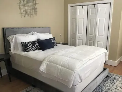 Comfy Easeful Two Bedroom Apartment. 30 Minutes to Boston Hotels near Finish Line