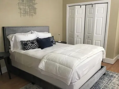 Comfy Easeful Two Bedroom Apartment. 30 Minutes to Boston