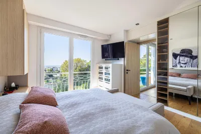 Modern flat with sea view - AC- 2BR- 4P - Cannes Hôtels à : Vallauris
