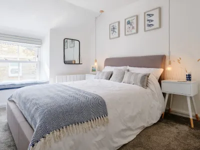 Coral Cottage Hotels near Four Crows Gallery