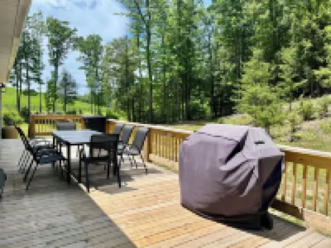 Cozy 3 BR Cabin with Pond on 3 acres / New River Gorge / Summersville Lake