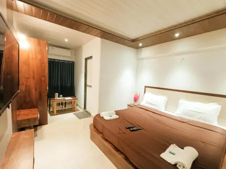 Hotel Pushkaraj Отели рядом с достопримечательностью «Poonam Chowk»