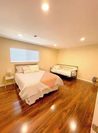 Casa Familia - 4-br modern family home w/saltwater pool & spa Отели в г. Конкорд