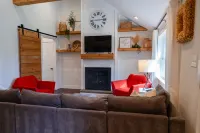 Cozy Retreat with Modern Charm - Inviting Country Haven Hotels in West Donegal Township