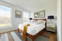 Stylish 2 Br w Roof Deck Access - Mins to NYC - Balcony