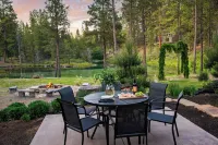 Spring River Retreat Waterfront Luxury w Hot Tub Game Room Near Bend