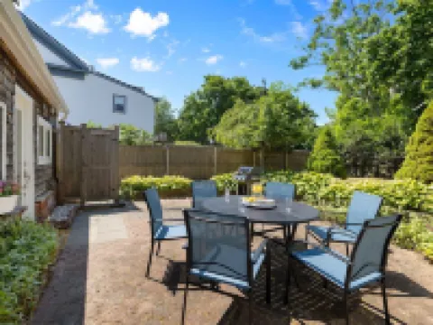 Steps from Javes St Shops, BBQ & Outdoor Shower โรงแรมในSandwich