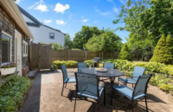 Steps from Javes St Shops, BBQ & Outdoor Shower