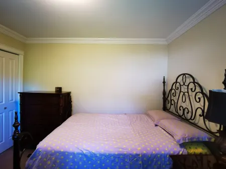 Eagle' house, Room #2 Отели в г. Саанич