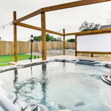 Texas Family Home w/ Hot Tub: 1 Mi to Lake Whitney
