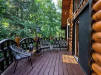 Private log cabin nestled at the base of a secluded wooded area Hotels in Highland