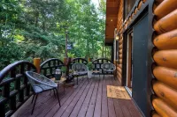 Private log cabin nestled at the base of a secluded wooded area Hotels in Highland