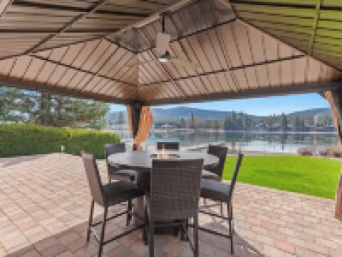 River's Edge Oasis, private dock, 2 kitchens, pool table, dog friendly! ポスト・フォールズのホテル