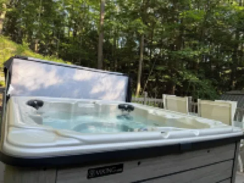 Peaceful cabin hideaway with fire pit & hot tub only 3 blocks from Walloon Lake