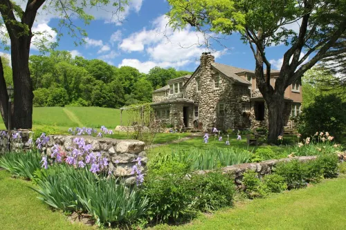 Lavender Hill Estate, Private 37 acres,1.5 hour from NYC, Heated Pool, Jacuzzi, Hotels in Shawangunk