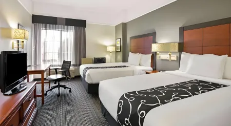 La Quinta Inn & Suites by Wyndham DFW Airport South / Irving