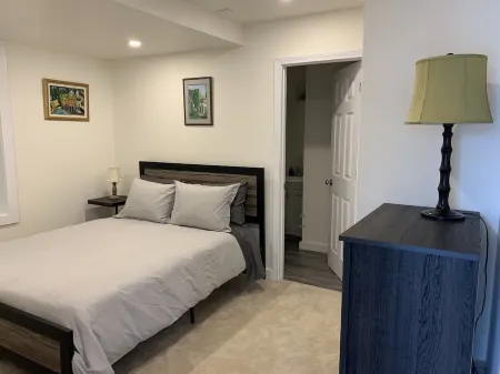 Newly renovated in-town Bar Harbor, five bdrm apartment. Walk to shore & shops. Отели рядом с достопримечательностью «Маунт-Дезерт»