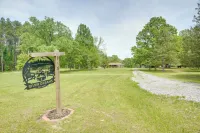 Riverfront Shenandoah Getaway w/ Kayaks & Tubes! - Wifi
