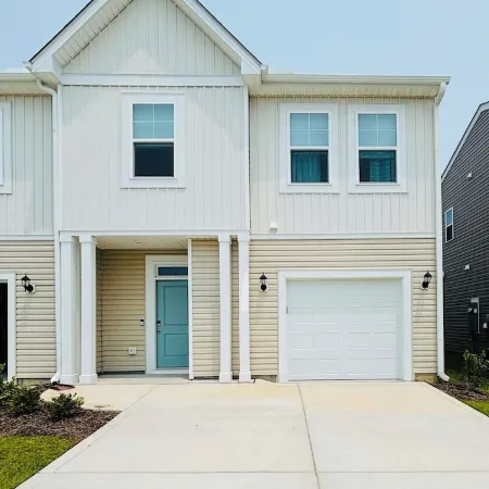 Pet friendly! King bed, smart TVs, mins to beaches from this brand new townhome