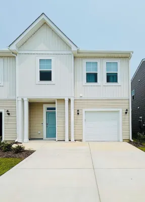 Pet friendly! King bed, smart TVs, mins to beaches from this brand new townhome