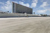 Ocean Front & Fully Renovated Studio in Daytona Beach Daytona Beach Marina附近的飯店