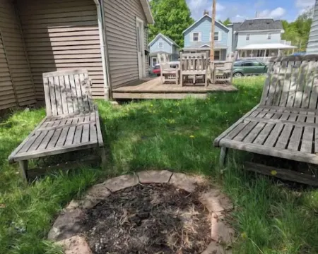 Convenient, cozy, and colorful 2 Bed/1 Bath Home Hotels in Negaunee