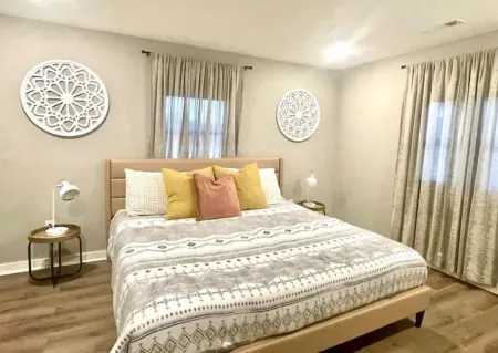 Stylish, modern, REMODELED : Central Location Отели в г. Роджерс