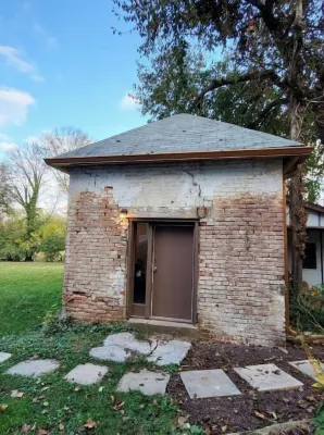 Cool Smokehouse on historic Manor House grounds!