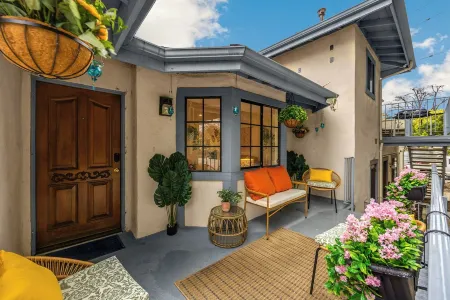 Charming Treehouse Retreat in Sierra Madre