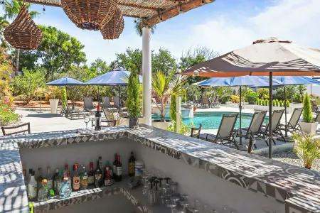 Poseidons Cove Private  Home  Pool Hot tub, outdoor kitchen and bar, Los Cabo Отели рядом с достопримечательностью «Isis Healing House Alternative Therapies & seven Zenses Cabo Spa»