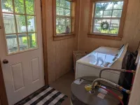 The Woodland Cottage charming 2 bedoom one bath with deck on back, covered front