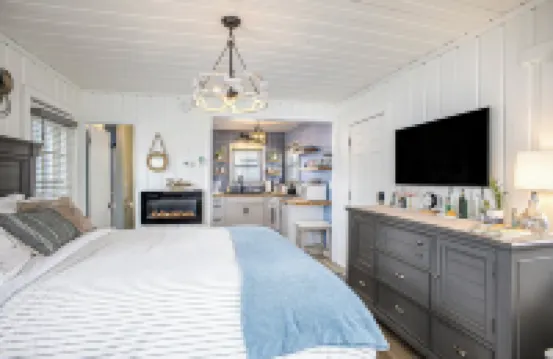 Beautiful boathouse with an all season hot tub, paddle boat and kayaks!