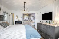 Beautiful boathouse with an all season hot tub, paddle boat and kayaks!