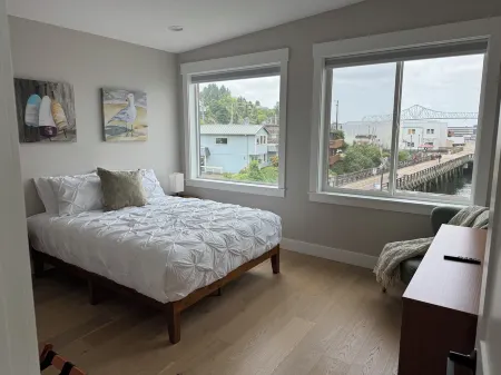 Pier 11-VISTA….2nd Story Apartment with Panoramic views of the Columbia River! Отели в г. Астория