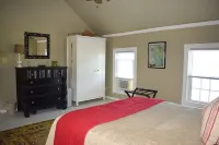 Captains Quarters-CHARMING Cottage Close to Town!!