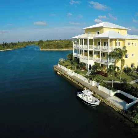 Luxury 2/2 Sleeps 6. Grand Bahama Condo w/ POOL, Boat Dock plus close to BEACH!