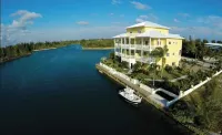 Luxury 2/2 Sleeps 6. Grand Bahama Condo w/ POOL, Boat Dock plus close to BEACH!
