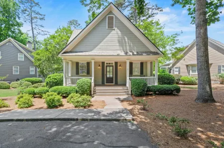 Escape to Reynolds Retreat A 4-BR / 3.5-Bath Home In Marina Cove & Near The Ritz