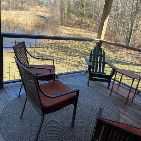 Cozy cabin in charming Kenoza Lake with WiFi, AC, pond,fire pit, lotof amenities