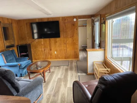Cozy 2-bedroom mobile home in charming Madawaska with AC, WiFi